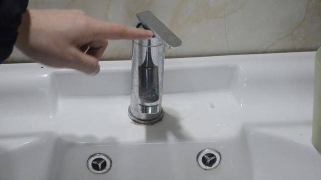 在衛生間多放一把食鹽，關鍵時刻用一點，解決很多清潔難題，一學就會！ 