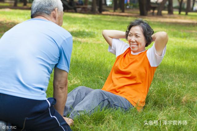 不論男女，若45歲之後這6個動作難不倒你，你有長壽的「體質」