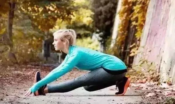  拉伸塑形？跑步後常做這5式，事半功倍！美女們多注意哦！