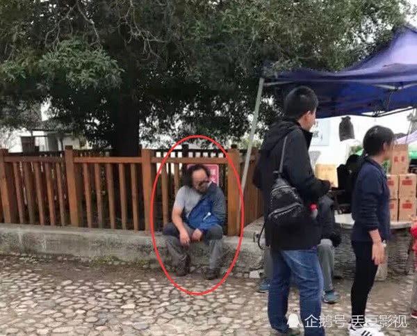49歲竇唯現身古村落被偶遇，頭髮凌亂坐石階讓人不敢認！