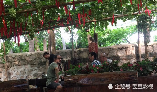 49歲竇唯現身古村落被偶遇，頭髮凌亂坐石階讓人不敢認！