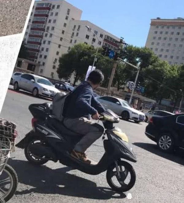 49歲竇唯現身古村落被偶遇，頭髮凌亂坐石階讓人不敢認！
