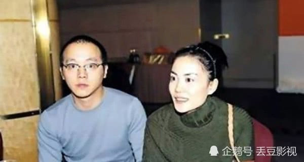 49歲竇唯現身古村落被偶遇，頭髮凌亂坐石階讓人不敢認！