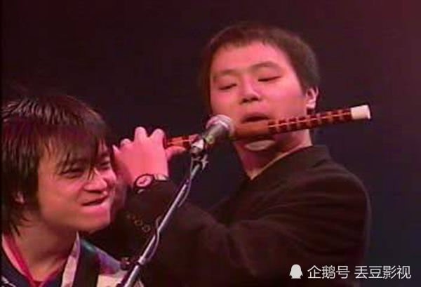 49歲竇唯現身古村落被偶遇，頭髮凌亂坐石階讓人不敢認！