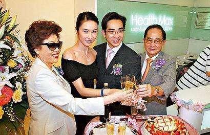 黎姿宣布弟弟癱瘓11年後終於站起來，當年她為籌醫藥費息影嫁人！