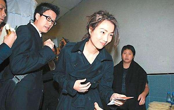 鄭秀文身價過億卻嫌老人住房太大，把80歲父母趕去住小屋，如今46歲近況曝光成這樣