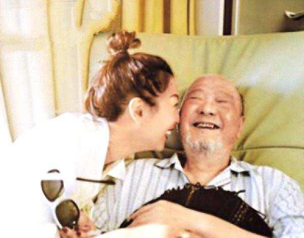 鄭秀文身價過億卻嫌老人住房太大，把80歲父母趕去住小屋，如今46歲近況曝光成這樣