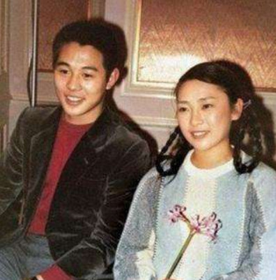 李連杰凈身出戶，她卻仍舊無法釋懷，27年再相見，全程無交流！