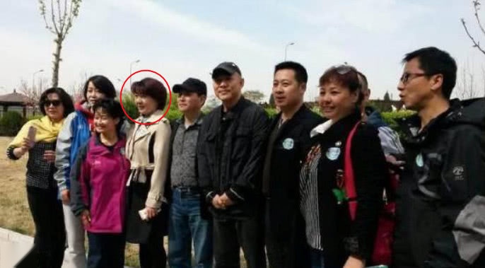 李連杰凈身出戶，她卻仍舊無法釋懷，27年再相見，全程無交流！
