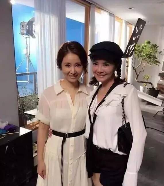 林心如曬70歲婆婆近照，霍媽打扮青春活力，一動作暴露婆媳關係！