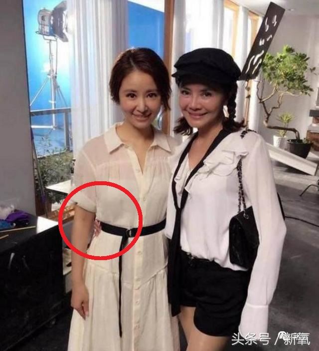 林心如曬70歲婆婆近照，霍媽打扮青春活力，一動作暴露婆媳關係！