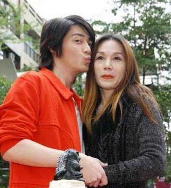 林心如曬70歲婆婆近照，霍媽打扮青春活力，一動作暴露婆媳關係！