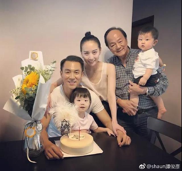 馬德鍾和兒子合影像兄弟，可惜苗僑偉兒子沒遺傳到他老爸的帥！