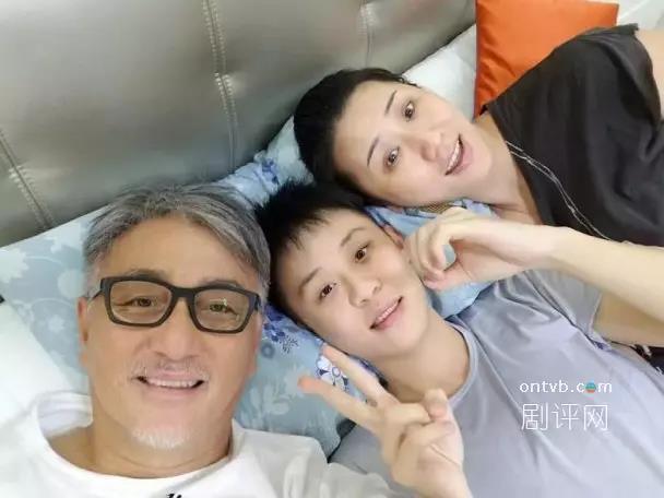 馬德鍾和兒子合影像兄弟，可惜苗僑偉兒子沒遺傳到他老爸的帥！