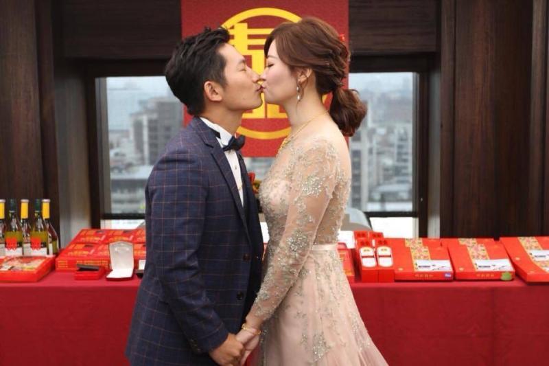 蔡昌憲娶某「溫馨訂婚宴」曝光！3年前承諾「買到房子、存到婚禮金才提親」空姐老婆美翻！