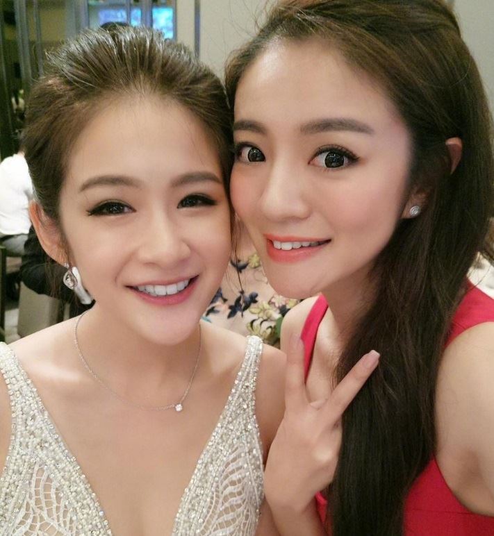 安以軒魅力紅裙，出席妹妹婚禮，獲贊高顏值姐妹倆，但都輸給奶奶！