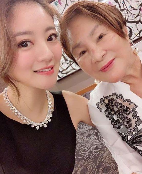 安以軒魅力紅裙，出席妹妹婚禮，獲贊高顏值姐妹倆，但都輸給奶奶！