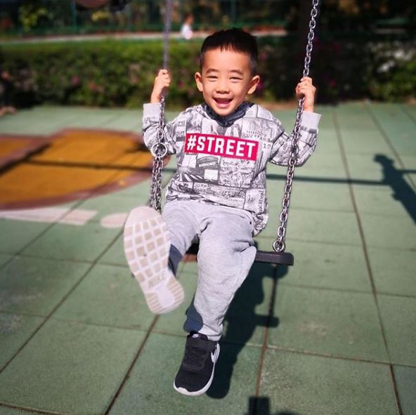5歲Jasper學寫陳小春名字！網友一看「怎麼怪怪的」笑噴：全世界小孩都有的通病 -