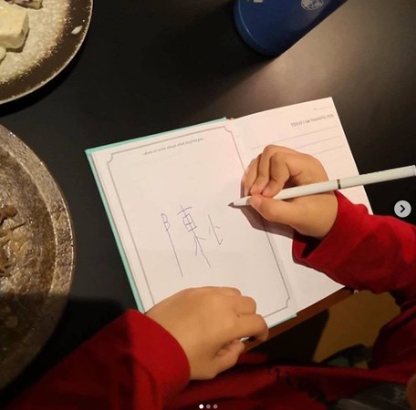 5歲Jasper學寫陳小春名字！網友一看「怎麼怪怪的」笑噴：全世界小孩都有的通病 -