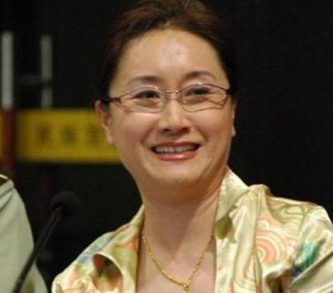 與洪金寶離婚後韓國前妻至今為他守身如玉，3兒1女個個都爭氣！