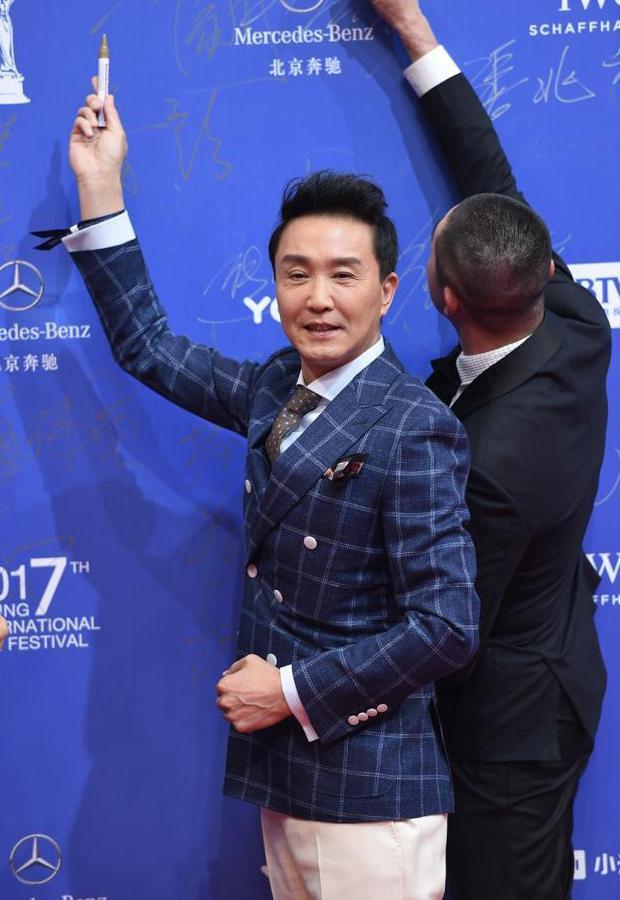 在她面前劉亦菲林志玲都要認輸，「石榴姐」苑瓊丹太猛了！