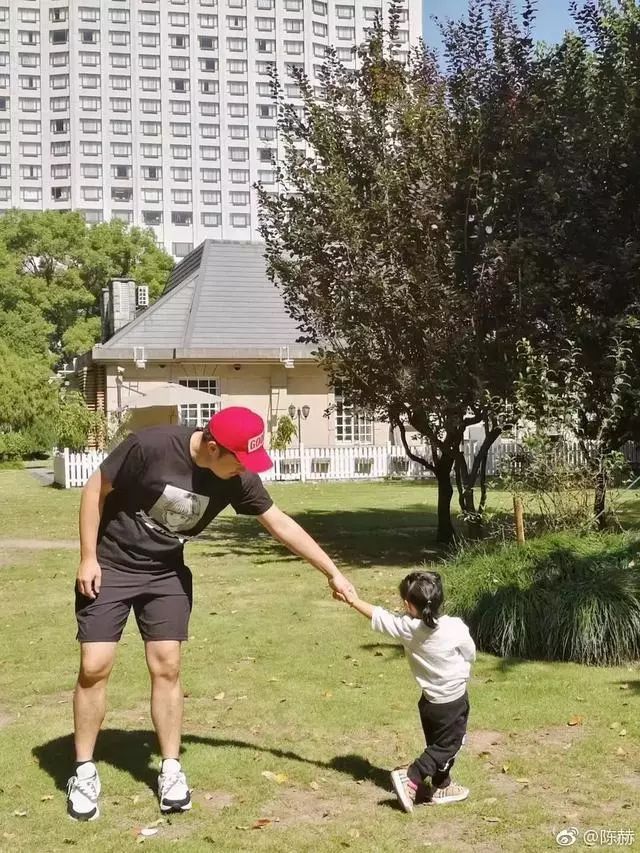 陳赫老婆曬游瑞士美照，長得像洋娃娃的張子萱真的已經34歲了？