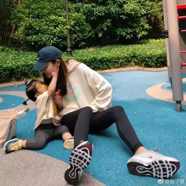 陳赫老婆曬游瑞士美照，長得像洋娃娃的張子萱真的已經34歲了？