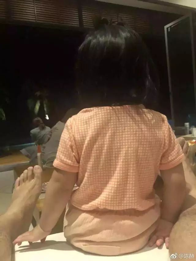 陳赫老婆曬游瑞士美照，長得像洋娃娃的張子萱真的已經34歲了？