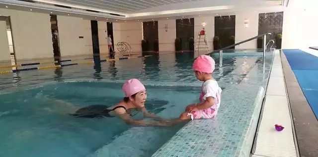 陳赫老婆曬游瑞士美照，長得像洋娃娃的張子萱真的已經34歲了？