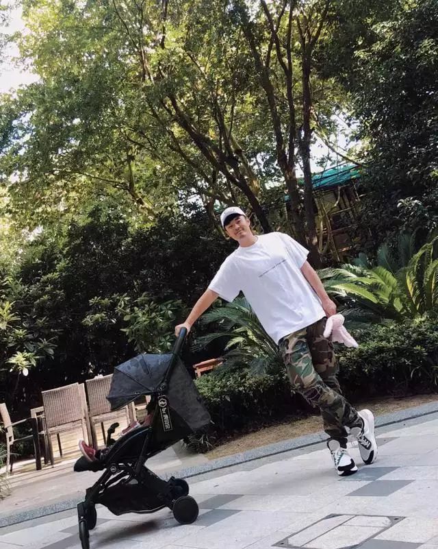 陳赫老婆曬游瑞士美照，長得像洋娃娃的張子萱真的已經34歲了？