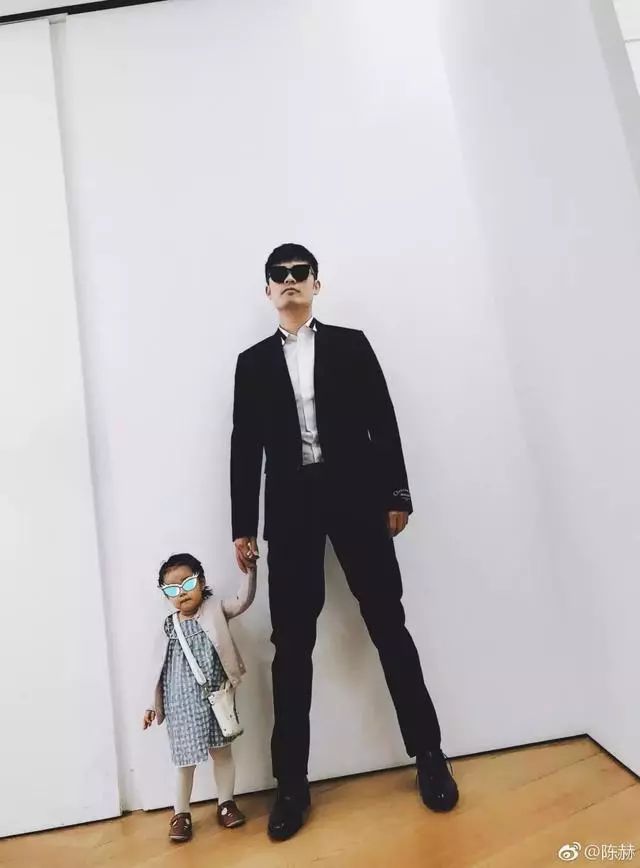 陳赫老婆曬游瑞士美照，長得像洋娃娃的張子萱真的已經34歲了？