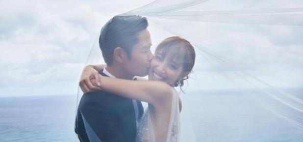 又一對相差22歲老少戀，婚紗也遮不住孕肚，網友奉子式結婚