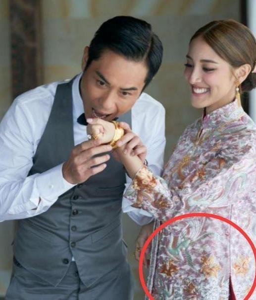 又一對相差22歲老少戀，婚紗也遮不住孕肚，網友奉子式結婚