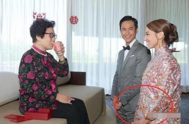 又一對相差22歲老少戀，婚紗也遮不住孕肚，網友奉子式結婚