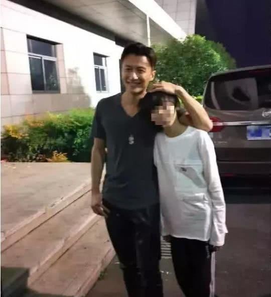 張柏芝母子低調回港看望謝霆鋒，謝霆鋒露出慈父般笑容!
