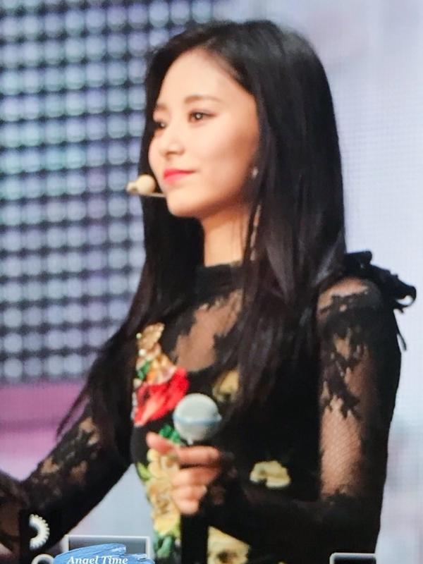 TWICE周子瑜大爆發！頻穿「透視黑紗」網贊：女孩變女人！