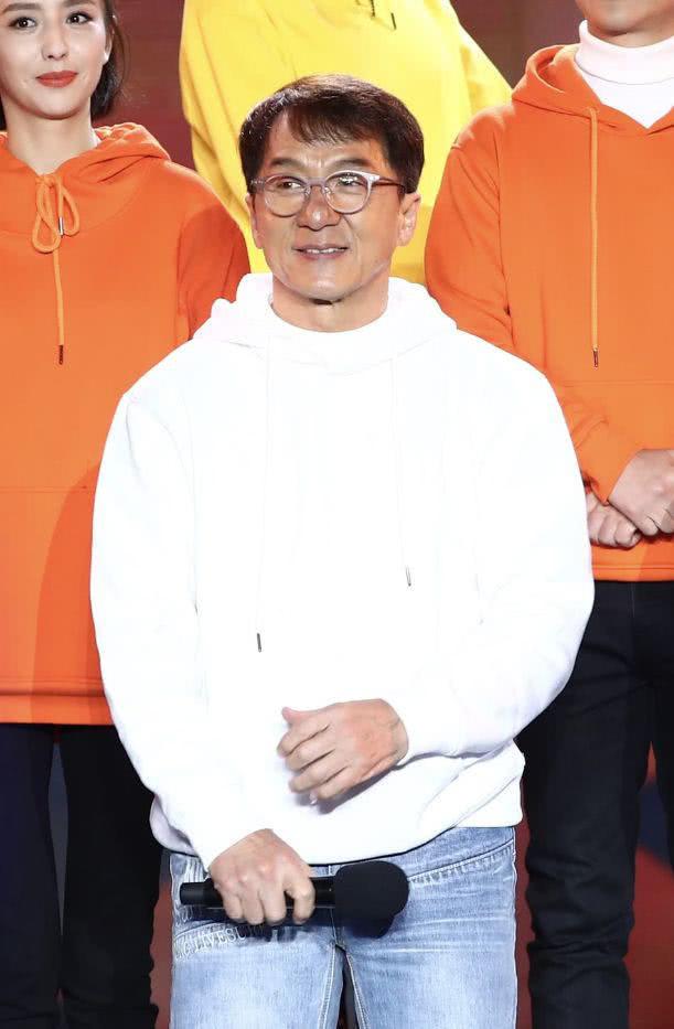 林心如和趙薇同台，參加成龍發起的扶貧晚會，同是42歲差距明顯！