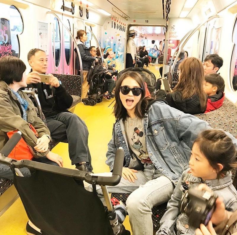 李安琪親吻兒子直夸Max長得帥，奧莉變媽媽的小攝影師聰明可愛