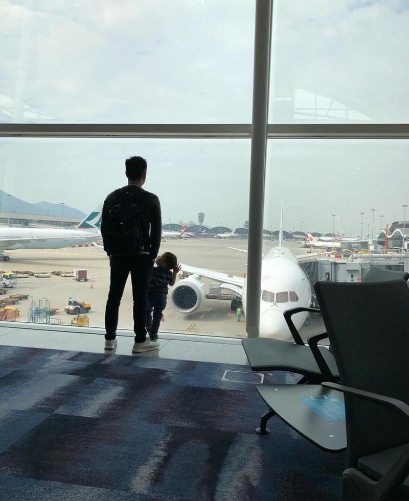 李安琪親吻兒子直夸Max長得帥，奧莉變媽媽的小攝影師聰明可愛