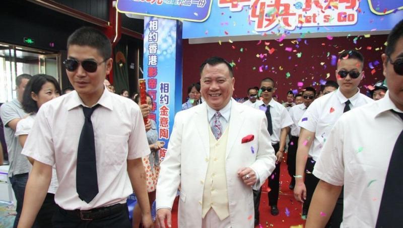61歲萬梓良一家近照，老婆隱藏了整整16年，兒子顏值一言難盡！