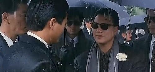 61歲萬梓良一家近照，老婆隱藏了整整16年，兒子顏值一言難盡！