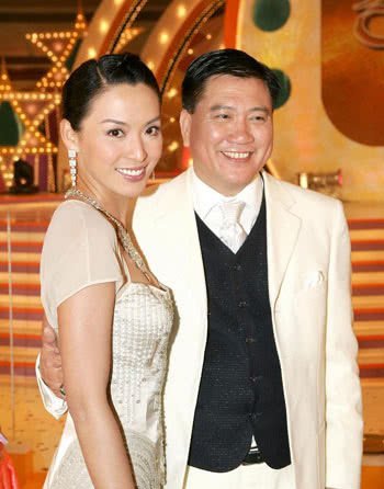 61歲萬梓良一家近照，老婆隱藏了整整16年，兒子顏值一言難盡！