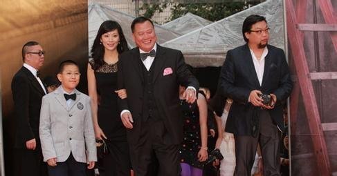 61歲萬梓良一家近照，老婆隱藏了整整16年，兒子顏值一言難盡！