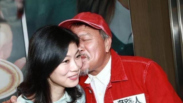 61歲萬梓良一家近照，老婆隱藏了整整16年，兒子顏值一言難盡！