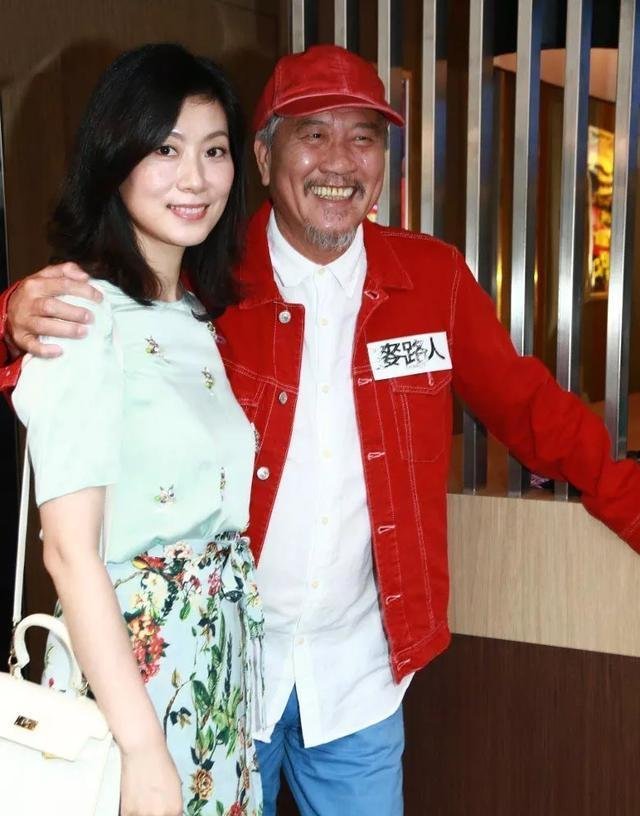 61歲萬梓良一家近照，老婆隱藏了整整16年，兒子顏值一言難盡！
