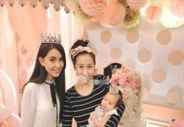 昆凌終於公布女兒正臉照，奇跡般的長相，美顏相機都無法拯救!