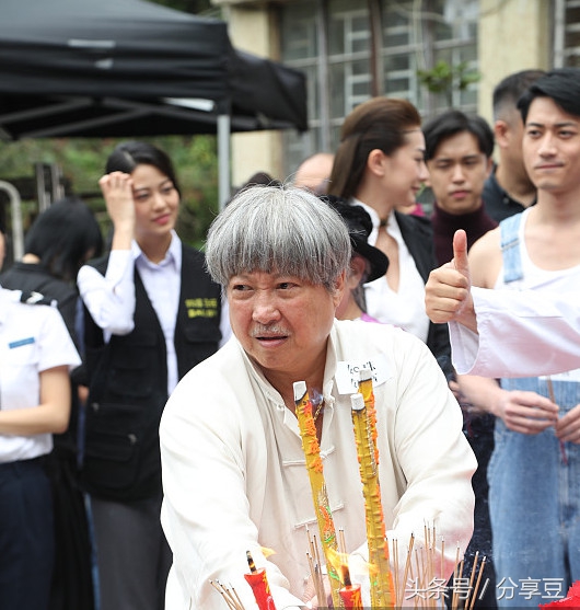 66歲洪金寶斷食瘦身復出拍戲，不坐輪椅的他表情痛苦引爭議！