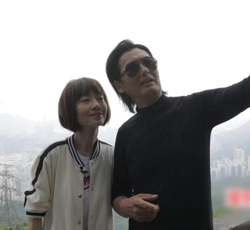周潤發跟魯豫合拍，有誰注意到他右手的動作？網友狂贊發哥人品！