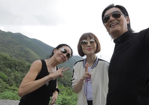 周潤發跟魯豫合拍，有誰注意到他右手的動作？網友狂贊發哥人品！