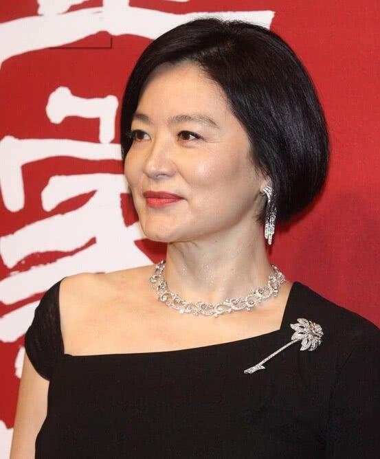 64歲林青霞近照，兩個女兒長得比她還美，網友：真是美了一輩子